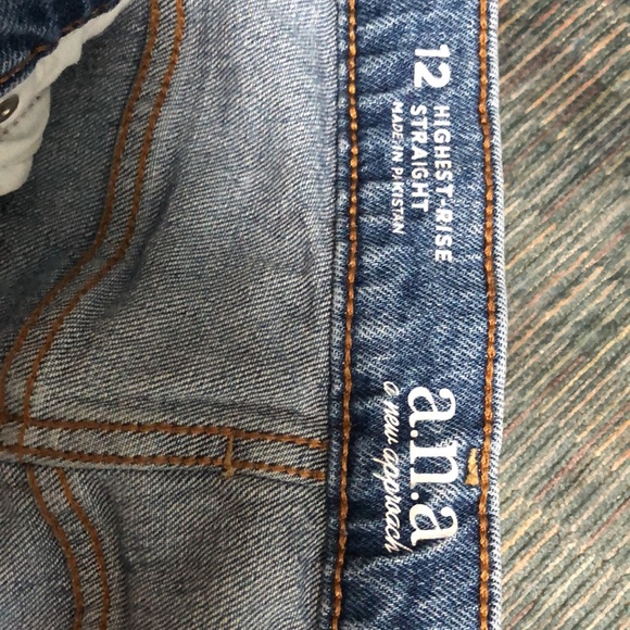 Never worn women’s size 12 distressed jeans - Picture 3 of 3